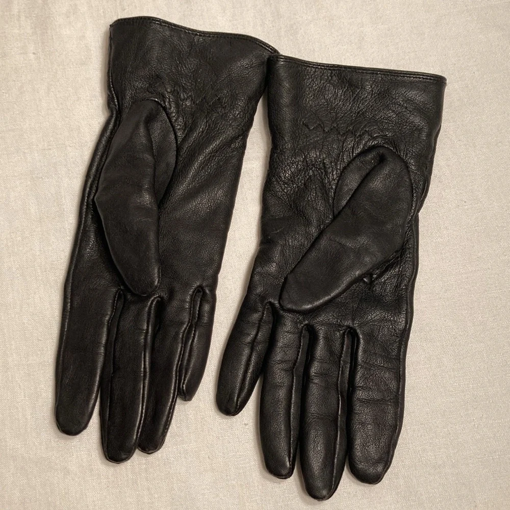 Gap buttery leather women’s gloves with snap M/L fits like a small